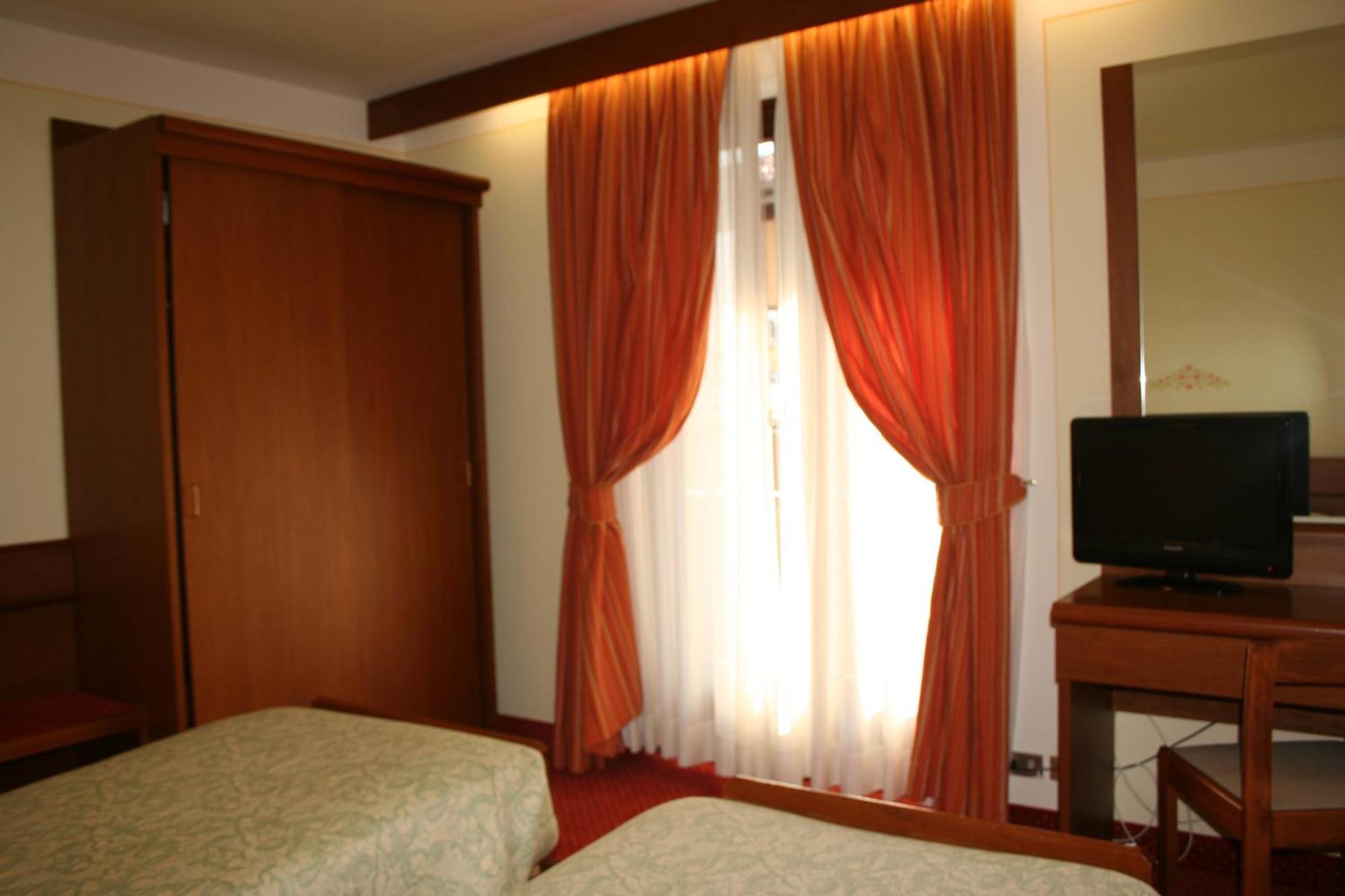 Hotel Collini Pinzolo Bagian luar foto