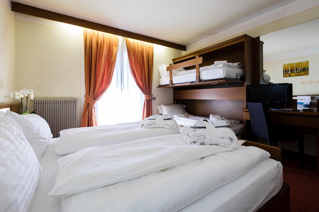Hotel Collini Pinzolo Bagian luar foto