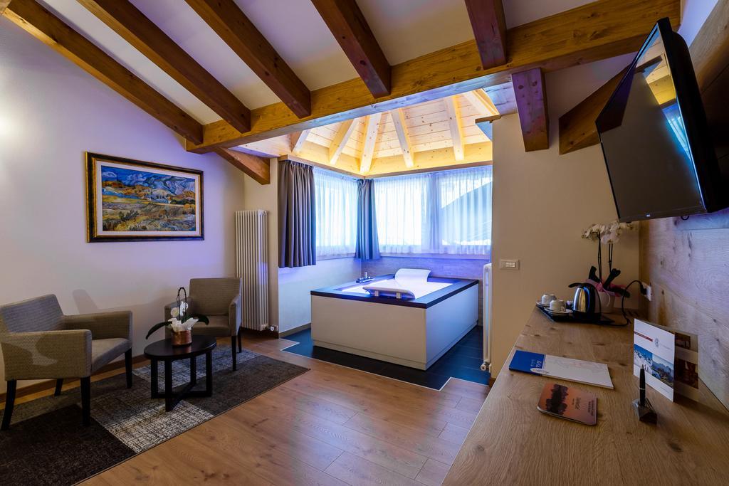 Hotel Collini Pinzolo Bagian luar foto