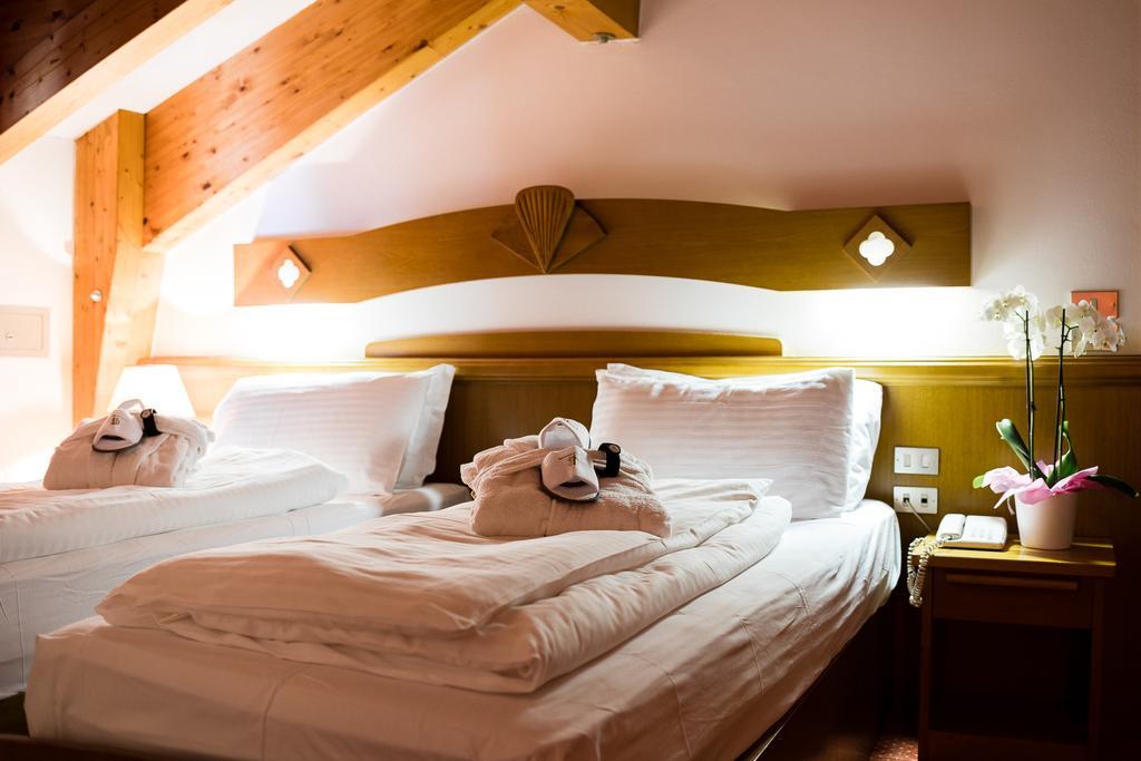 Hotel Collini Pinzolo Bagian luar foto