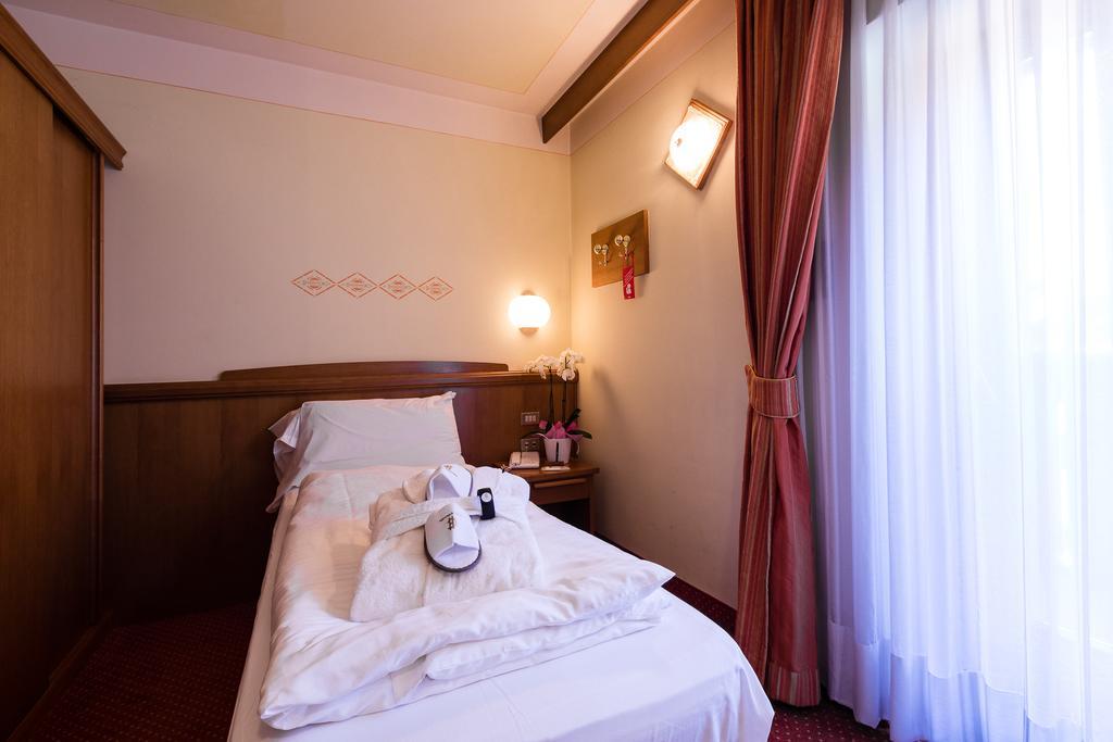 Hotel Collini Pinzolo Bagian luar foto