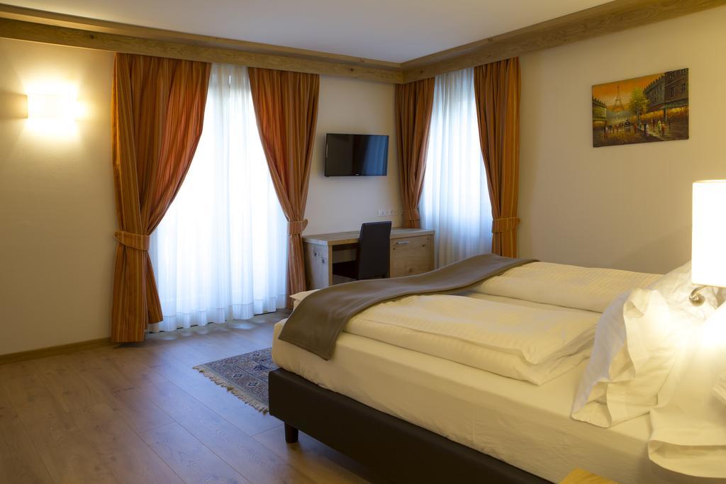 Hotel Collini Pinzolo Bagian luar foto
