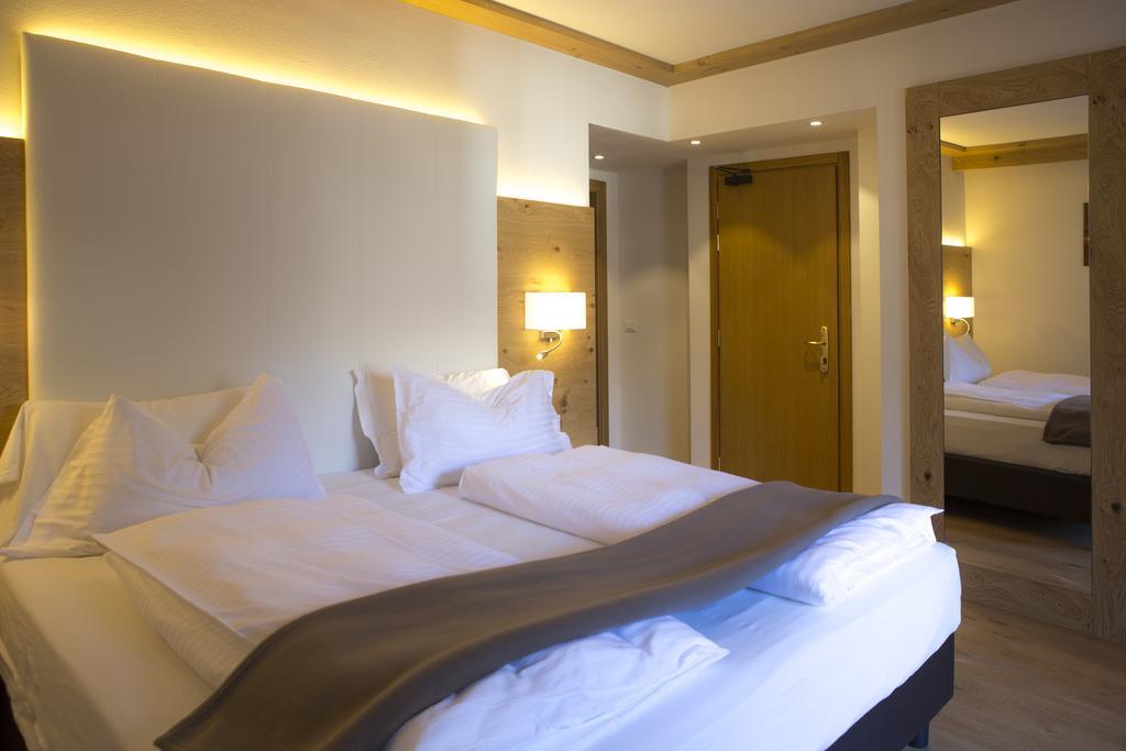 Hotel Collini Pinzolo Bagian luar foto