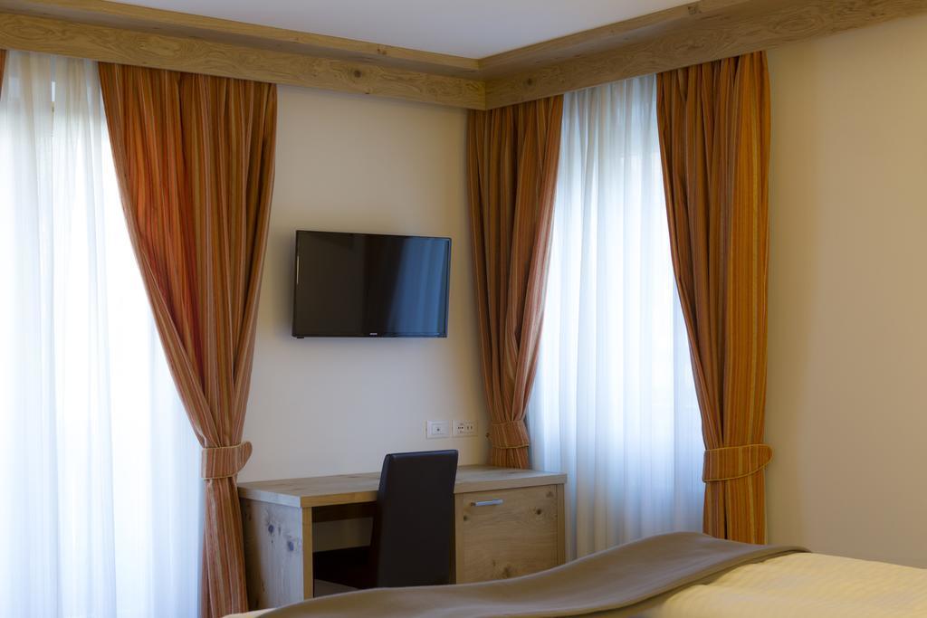 Hotel Collini Pinzolo Bagian luar foto