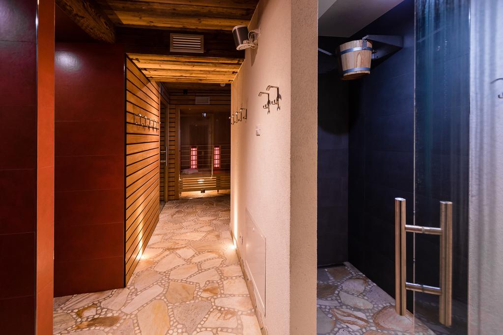 Hotel Collini Pinzolo Bagian luar foto