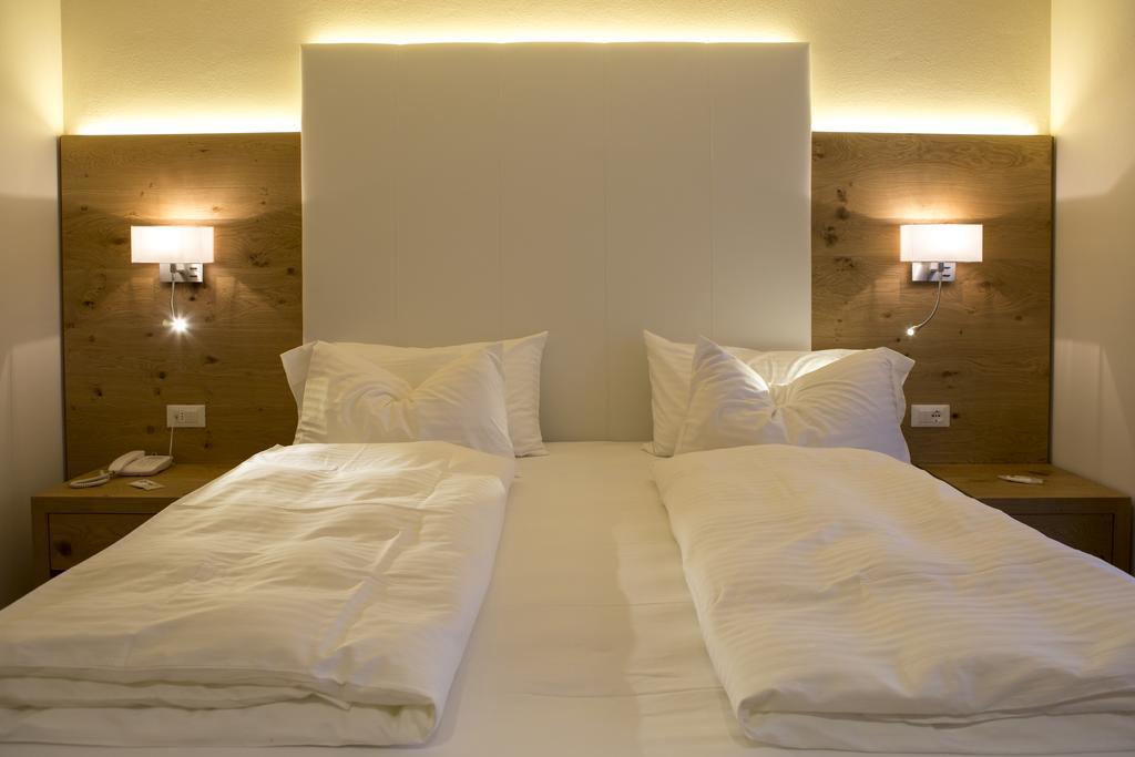 Hotel Collini Pinzolo Bagian luar foto