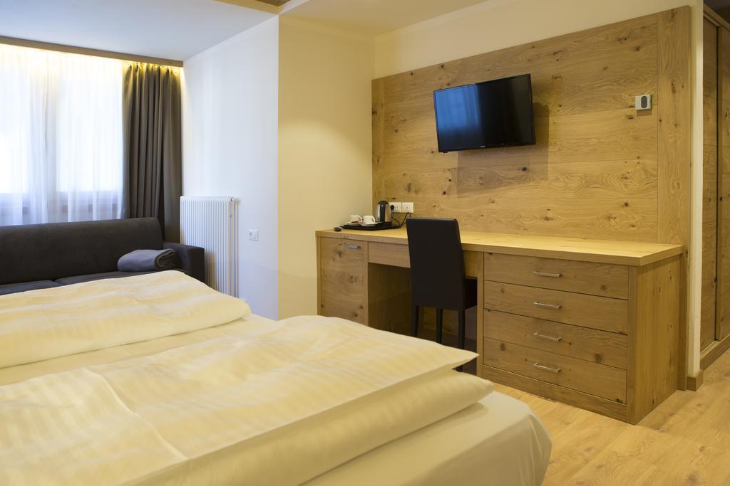Hotel Collini Pinzolo Bagian luar foto