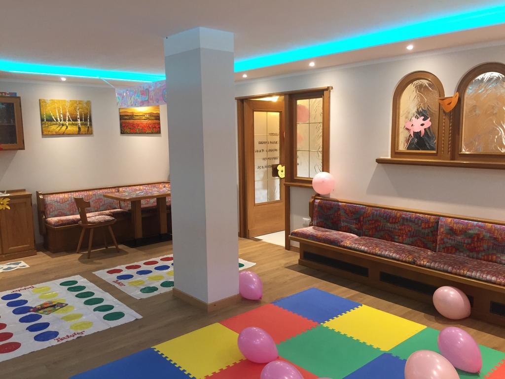 Hotel Collini Pinzolo Bagian luar foto